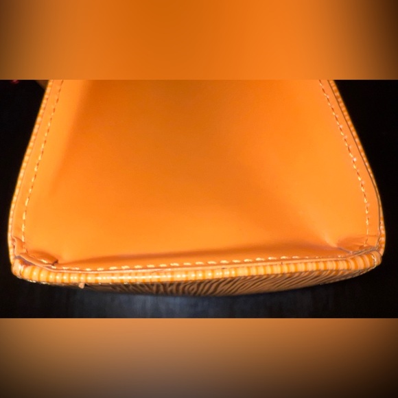 Pre-loved EUC LOUIS VUITTON Epi Croisette PM in Mandarin - Picture 3 of 16